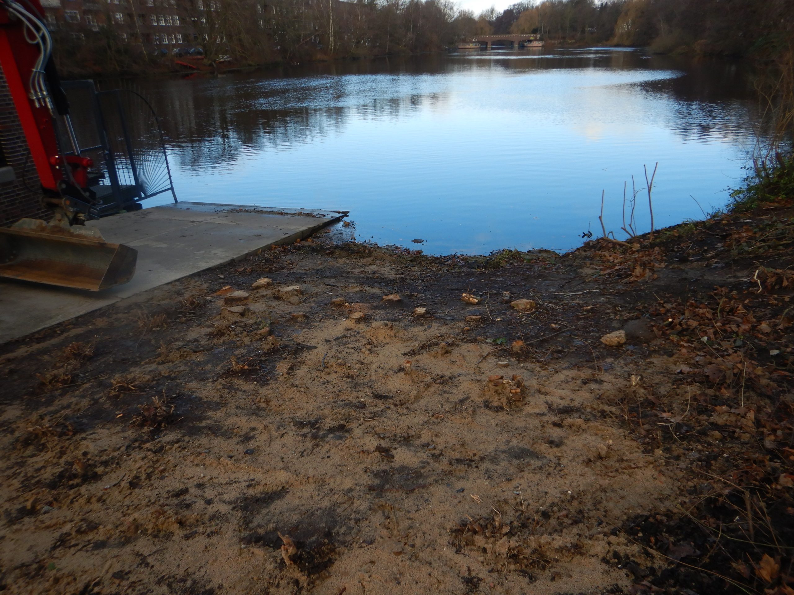 Eine Rampe die in einen Teich führt